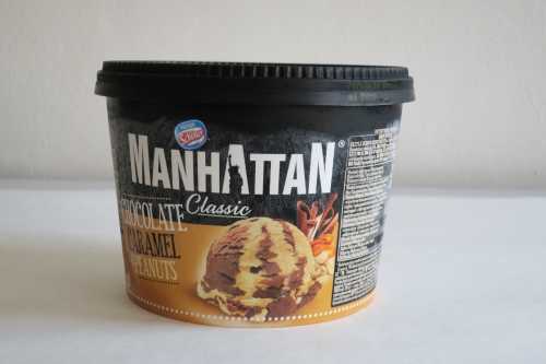 Mražený krém s rostlinným tukem s čokoládovou příchutí a karamelový s praženými kousky arašídů Manhattan Classic (2017)