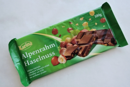 Mléčná čokoláda z sekaných lískových oříšků (Alpenrahm Haselnuss) (2022)